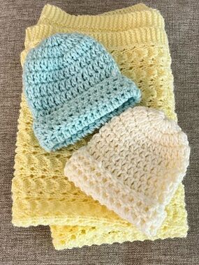 Set of infant blanket & 2 caps. Hand knit w love. Yellow, white,mint green. NEW.
